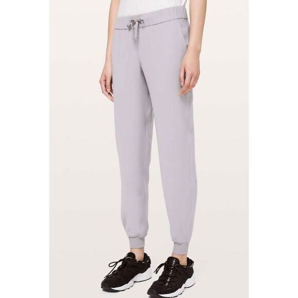 LULULEMON ATHLETICA On The Fly Jogger in Silverscreen Size 8 - Picture 1 of 4